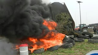 Des agriculteurs bloquent des entrepôts de Super U dans le LotetGaronne  AFP Images [upl. by Campos]