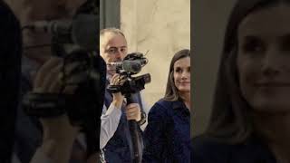 Felipe y Letizia reciben aplausos en Valencia demostrando que al que no quieren es a Sánchez [upl. by Ditmore]