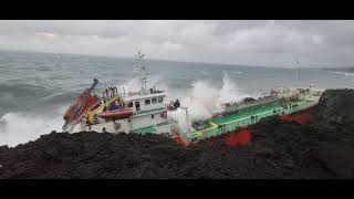 Le navire mauricien Tresta Star échoué sur la côte réunionnaise [upl. by Howland]