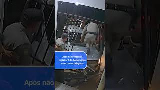 Após não conseguir registrar BO homem joga carro contra delegacia [upl. by Chrissy]