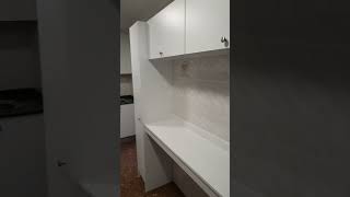 Montaje Instalación De Cocina Integral Blanca carpinteria kitchen elche [upl. by Kaylil251]