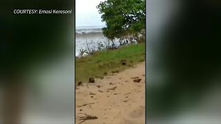 Habitantes de Tonga huyen del tsunami tras la erupción del volcán  AFP [upl. by Alebasi]