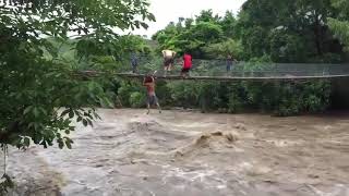 3 jóvenes se lanzan al rio crecido por tormenta Amanda en Chiquimula [upl. by Ardnassac]