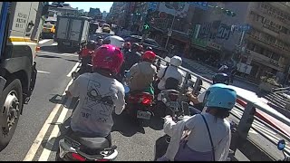 id221 Action C2 早上 晴 下橋違規右轉 汽車還有樣學樣 [upl. by Lluj]