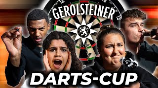 Wer trifft das Bullseye Zwei Teams ein Cup und null Ahnung  Gerolsteiner Darts Cup [upl. by Shepley]