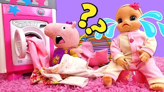 Les vêtements de Baby Alive sont trempés Jeux à la nounou avec Peppa Pig [upl. by Ainollopa]