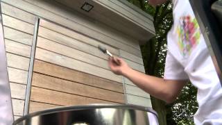 Comment appliquer une lasure transparente sur un abri de jardin   XYLADECOR [upl. by Yttak]