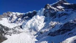 UNE AVALANCHE FONCE SUR 2 HOMMES [upl. by Eehsar]