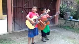 niños tocando la guitarra asombroso [upl. by Adnarim]