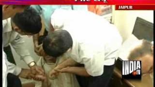 Jaipur Engineer Swallows Paper After He Was Caught Taking Bribe [upl. by Leveroni]