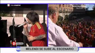 Melendi con la Selección en la celebración de Cibeles [upl. by Lowenstern375]