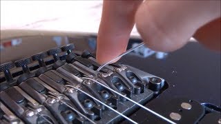 Jak założyć zmienić struny w gitarze elektrycznej z ruchomym mostkiem floyd rose [upl. by Gorlin]