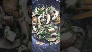 Champignons sautés à lail et au persil  Recette rapide saine et absolument délicieuse [upl. by Nilo376]