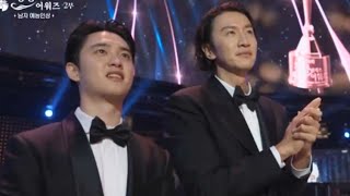 230719 Doh Kyungsoo amp Lee Kwang Soo standing ovation for You Jaesuks win Blue Dragon Series Awards [upl. by Shellie288]