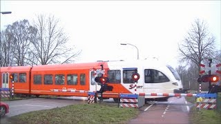 Spoorwegovergang Aalten  Dutch railroad crossing [upl. by Socin682]