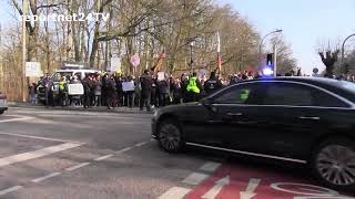 Außenministerin Baerbock in Neuruppin begleitet von Protest gegen Grüne [upl. by Emmalyn]