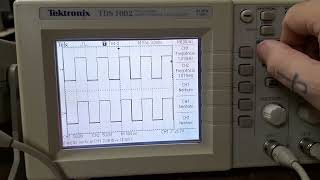 OSCILOSCÓPIO DIGITAL TEKTRONIX TDS 1002 60MHz 1GSs [upl. by Rihana]