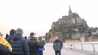 Des touristes impressionnés par les grandes marées au Mont SaintMichel [upl. by Kalb]