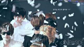 FANCAM 101209 Onew hugging Minho amp Eunhyuk  GDA 2010 [upl. by Budding]