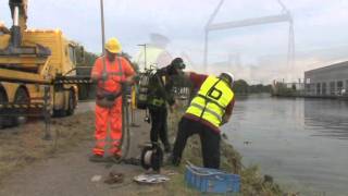 10092011 auto te water op de Achthovnerweg in Leiderdorp [upl. by Sabanrab]