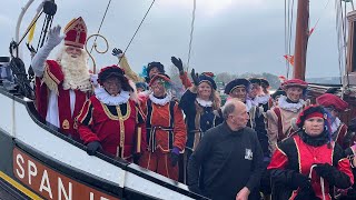 Burgemeester en kinderen ontvangen Sinterklaas aan de Maasboulevard in Schiedam [upl. by Amandi]