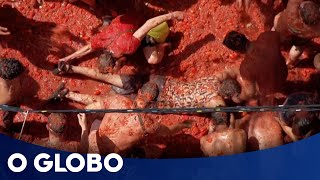 Tomatina reúne milhares de turistas na Espanha [upl. by Ardnu]