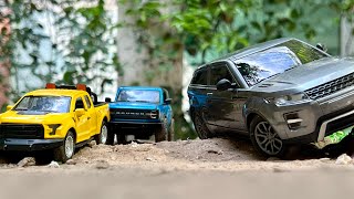 Miniature Range Rover stuck while Offroading I Recovery by Ford Bronco  Diecast Model Cars [upl. by Notyalk]