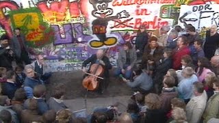 Rostropóvich plays during fall of Berlin Wall  no comment [upl. by Ecyla]