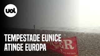 Tempestade Eunice atinge Europa e deixa mortos no continente [upl. by Aiekat]