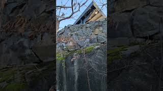 Jhabite sur une île et il y a tellement de vent que certaines maisons sont attachées aux rochers [upl. by Suzy]