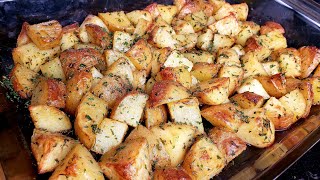 The BEST Crispy Oven Roasted Potatoes  Garlic Herb Roasted Potatoes [upl. by Akeber233]