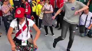 ¡Que bonitoChicha Peruana baila con Ruso y se roba el Show con pasos de Huayno ¡Arriba Perú [upl. by Ellehsem]