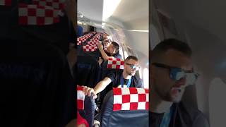 Vatreni pjevaju Thompsona u avionu dok putuju [upl. by Nolrak]