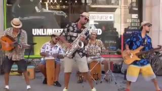 Musicos callejeros del Mundo Latin Panas  Barcelona Cumbia popurri [upl. by Nwahsuq]