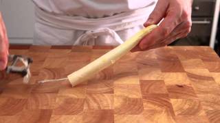 Witte en groene asperges schillen  recept Allerhande [upl. by Ayimat]