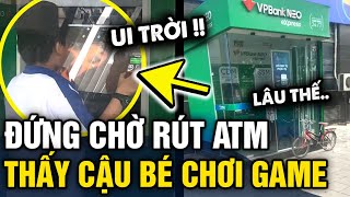 Đứng CHỜ RÚT TIỀN quá lâu thanh niên đến kiểm tra phát hiện cậu bé ĐANG CHƠI GAME  Tin 3 Phút [upl. by Heidie485]