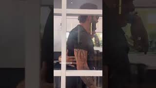 Gusttavo Lima chega em restaurante de surpresa [upl. by Nauqes555]