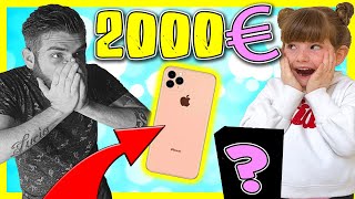 SI ADIVINAS EL PRECIO TE LO COMPRO CHALLENGE 😱 COMPRO IPHONE 11 A MI PADRE  Pequeña Pelirroja [upl. by Assirroc]