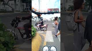 Desorden de motorista en el tránsito de santo domingo ignorando la presencia de los policías [upl. by Demetris]