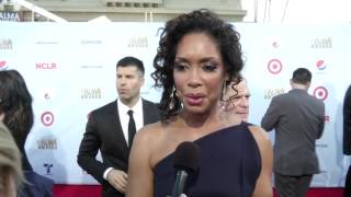 Gina Torres quotTalk to me in Spanishquot  Alma Awards  Entretenimiento [upl. by Noland]