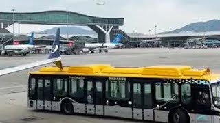 Schock am Flughafen Bus schrammt an Boeing entlang [upl. by Meerak]