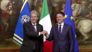 Governo la battuta di Gentiloni al passaggio della campanella con Conte [upl. by Einoj]