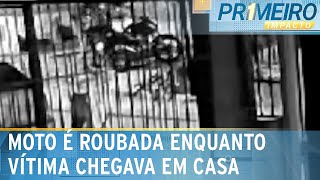 Moto é roubada enquanto vítima chegava em casa no RS  Primeiro Impacto 190724 [upl. by Daffie]