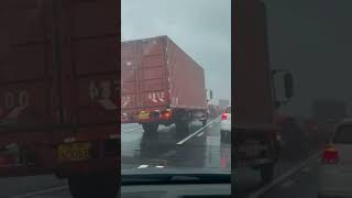 Xe container chao đảo trong gió bão Beninca với sức gió 165 kmh [upl. by Nitsyrk]