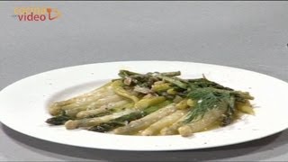 Espárragos blancos cocidos con salteado de ajos piparras y espárragos verdes  Boiled asparagus [upl. by Silenay476]