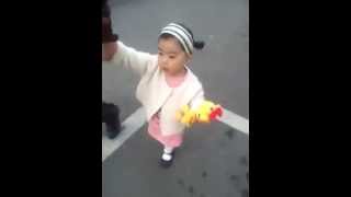 Cute Baby Yebin Walks With Her Dad 아빠와 발맞춰 걷는 예빈이 [upl. by Ahsele]