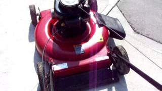 Murray 22 Inch Side DischargeMulcher Lawn Mower Demo 31 Aug 15 [upl. by Evvie655]