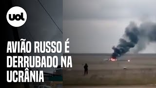 Guerra na Ucrânia vídeos mostram avião russo sendo derrubado e captura de prisioneiro [upl. by Gaeta]