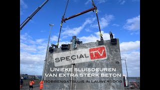 Plaatsing van unieke sluisdeuren van extra sterk beton geplaatst in de Robbengatsluis in Lauwersoog [upl. by Lrigybab]