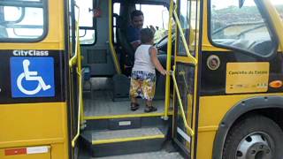 um menino de 2 anos pegando onibus escolar [upl. by Bogart994]